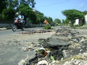 RUSAK BERAT : Kondisi jalan lintas Provinsi di kawasan Kecamatan Rengel mengalami kerusakan parah