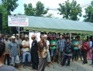 TUTUP PINTU : Warga memblokir pintu masuk CPA JOB PPEJ dengan mendirikan tenda didepanya