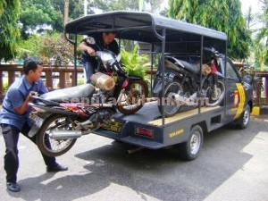 BUKTI SEDIKIT : Barang bukti saat ditutunkan di depan Kantor Kejaksaan Negeri Tuban