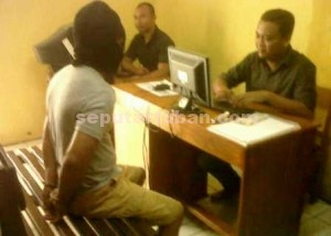 BABAK BELUR : Tersangka saat diperiksa penyidik Unit Reskrim Polsek Soko