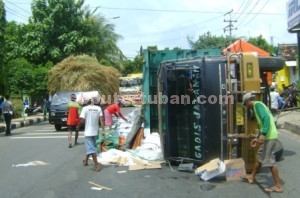 SELAMAT : Kondisi truk terguling menyebabkan pantura macet, Kamis (23/04/2015)
