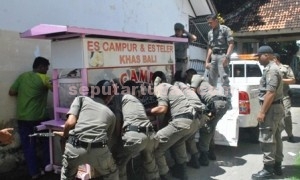 Ditindak Tegas : Aparat Sat Pol PP Pemkab Tuban saat mengamankan gerobak PKL penjual es