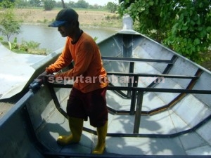 LARIS MANIS : Pengrajin perahu berbahan besi sedang mengerjakan pesanan perahu