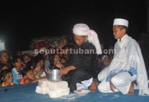 BIJAKSANA : Kholifah Umar bin Khattab sedang memasak didampingi pengawalnya, diperankan 2 siswa MI