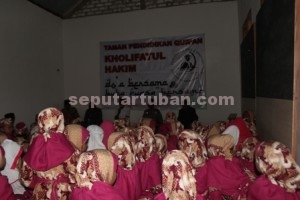 MOTIVASI : Kapolsek dan Danramil Montong bersama pengasuh saat acara berlangsung