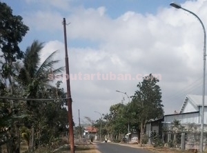 DIBIARKAN : Kondisi PJU di jalan Merakurak-Montong, kawasan Desa Pucangan terabaikan