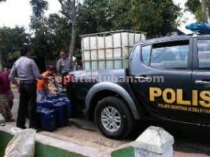 BERBAGI : Aparat Polsek Senori saat berbagi air bersih