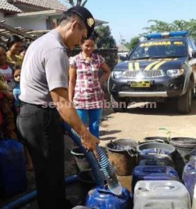 BERBAGI : Aparat Polsek Semanding saat berbagi air bersih