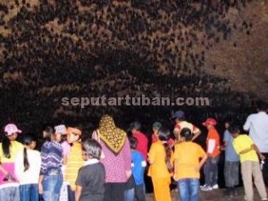 TETAP DIMINATI: Pengunjung berjubel di mulut Goa Ngerong pasca peristiwa longsor.