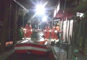 SIAP: Tim Pemkab Tuban dan Muspika Rengel bersiap memasuki lorong Goa Ngerong.