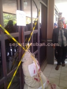 MARAH : Mahasiswa saat menyegel ruang rektorat