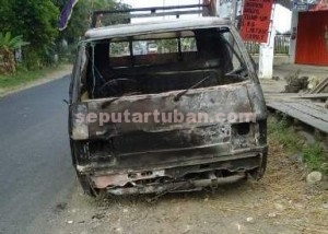 RUSAK BERAT : Inilah kondisi mobil pasca dibakar massa