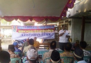 MERAKYAT : Suasana Reses Mas Kris saat di Desa Bangilan 