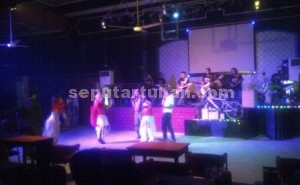 TETAP SEMANGAT: New Trio Zebra saat tampil di Oke Pub aNd Karaoke, Rabu (19/08/2015) malam