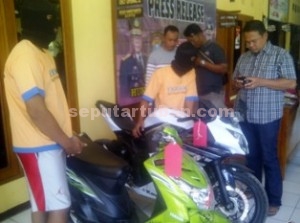 TAK BERKUTIK: Kedua pelaku pembunuh janda Ngulek di Mapolres Tuban, Sabtu (22/08/2015) pagi.            