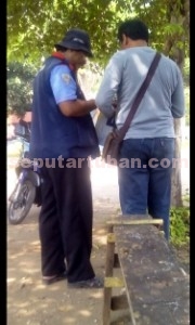 BISIK-BISIK: Seorang sopir menerima arahan dari oknum petugas uji kir Dishub Tuban. 