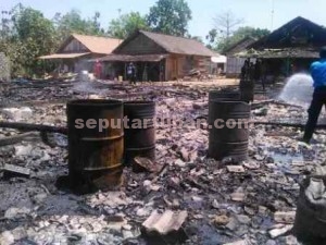 DIDEPAN MATA : Inilah beberapa drum diduga berisi minyak mentah yang menjadi penyebab kebakaran