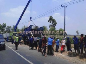 REPOT : Bangkai truk saat dievakuasi