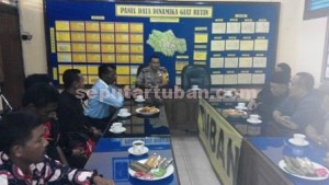 DIDUKUNG PENUH : Suasana diskusi Kapolres Tuban dengan para sesepuh pendekar Tuban di Mapolres