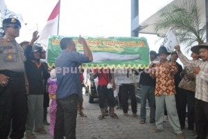 MATINYA KEADILAN : Sejumlah simbol kecamatan di bawa warga Desa Gaji saat unjuk rasa di Kantor DPRD Tuban sebagai wujud kekesalan sikap wakil rakyat yang dinilai setengah hati membantu warga