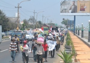 SEMANGAT : Warga Desa Gaji saat jalan kaki di kawasan jalan pantura Tuban menuju kantor Bupati Tuban