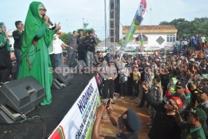 GOYANG : Evi Tamala saat tampil dalam kampanye Hudanoor, Sabtu (28/11/2015)