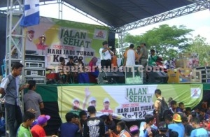 BERDEBAR : Suasana pengundian hadiah jalan sehat