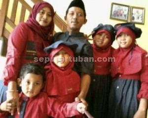 Rustamaji beserta keluarga