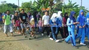 MERIAH : Peserta jalan sehat dari lintas masyarakat dan lintas usia