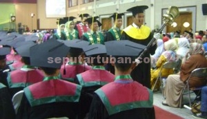 BARU SARJANA : Mahasiswa STIKES NU Tuban saat menjalani wisuda, Sabtu (07/11/2015)