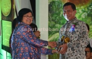 KADO TERINDAH : Bupati Tuban, Fathul Huda saat menerima Anugrah Adipura