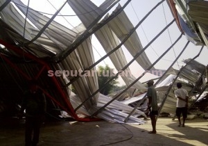 RUGI : Gudang di Desa Mojoagung senilai Rp. 600 juta roboh akibat puting beliung