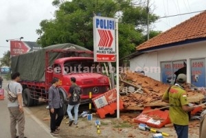 Porak-poranda : Kondisi truk menabrak teras Pos Polantas Bancar
