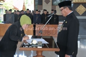 Penyegaran : Bupati Tuban saat melaksanakan pelantikan 61 pejabat di Pendopo Krido Manunggal