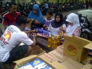 Tekan Harga : Operasi pasar yang dilakukan Bulog di Pasar Baru Tuban, Rabu (16/12/2015)