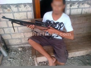 TIDAK SENGAJA : Pelaku menunjukkan senapan angin yang tidak sengaja menembak korban