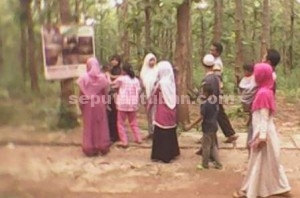 Ditutup Sementara : Pengunjung melihat foto kondisi dalam goa putri asih