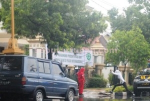 BASAH : Harus melompati air agar tidak basah