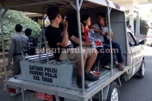 DIAMANKAN : Sejumlah pasangan bukan suami istri saat akan dibawa ke Kantor Sat Pol PP