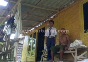 TETAP TEGAR : Fajar Shefa Pradana, bersama kakeknya sebelum berangkat sekolah