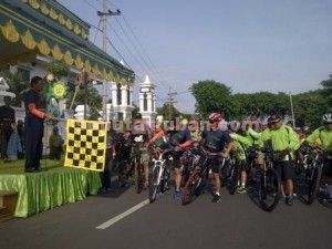 SEHAT HARMONIS : Gowes silaturrahmi Danrem diberangkatkan Bupati Tuban, Fathul Huda