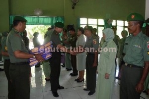 SELAMAT JALAN : Dandim 0811 Tuban didampingi Ketua Persit saat melepas anggota yang pensiun