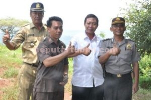 TANPA JARAK : Bupati Tuban, Fathul Huda foto bersama ditengah blusukan