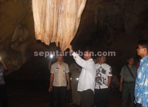 HERAN : Bupati Tuban nampak kagum selama di dalam goa