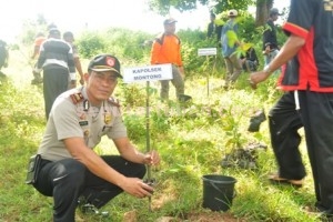 SEMANGAT : Kapolsek Montong, IPTU Rukimin menanam pohon