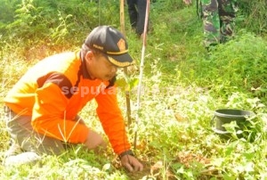 PEDULI : Asisten Perhutani (Asper) BKPH Montong, Nana Suhanda menanam pohon