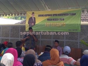 MENGURAI MASALAH : Anggota DPRD Tuba, Edi Siswanto, saat menjelaskan kepada hadirin