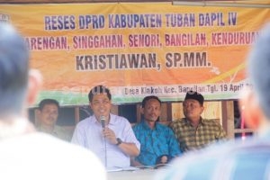 SEMANGAT : Anggota DPRD Tuban, Kristiawan saat memberikan jawaban dari pertanyaan hadirin