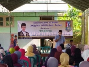 SEMANGAT : Warsito saat menjelaskan kepada undangan