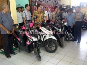 KEMBALI LEGA : Para pemilik motor menerima saat menerima penyerahan dari Kapolres Tuban